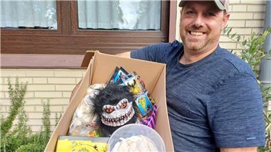 Der Spaß wurde immer größer: Wie ein Bremerhavener Halloween feiert  Ein Mann zeigt einen Karton mit Gegenständen für die Halloween-Party.