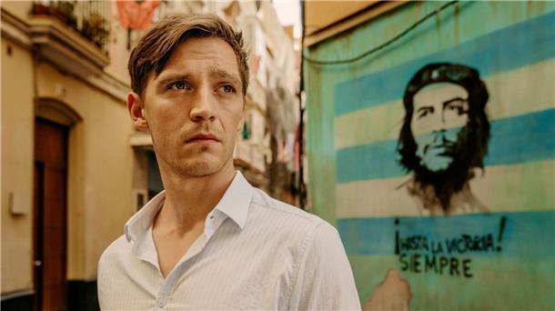 Jonas Nay als Lars Bogenius in einer Szene des Films „Tausend Zeilen“: