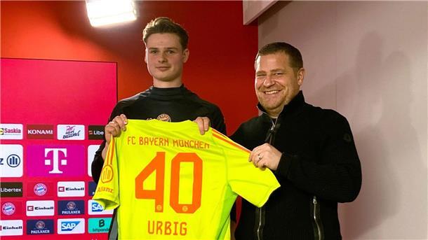 Urbig und die Neuer-Nachfolger: „Auf Strecke Spiele machen“ Jonas Urbig (l) präsentiert das Bayern-Trikot mit der Nummer 40 bei seiner Vorstellung mit Sportvorstand Max Eberl.