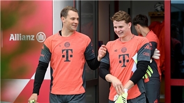 Überraschung im Bayern-Tor - Eberl: „Das Spiel des Jahres“ Jonas Urbig (r) darf gegen Gladbach statt Manuel Neuer (l) im Tor ran.