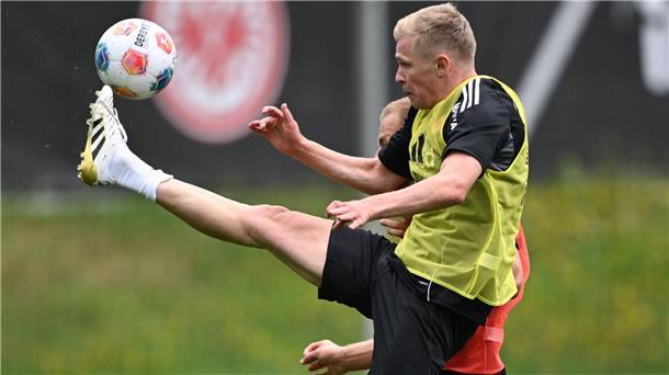 Jonathan Burkardt (vorne) hat in der vergangenen Saison 18 Tore für Mainz 05 erzielt. Eine ähnliche Trefferzahl erhofft man sich auch in Frankfurt von dem Nationalstürmer.