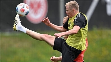 Jonathan Burkardt (vorne) hat in der vergangenen Saison 18 Tore für Mainz 05 erzielt. Eine ähnliche Trefferzahl erhofft man sich auch in Frankfurt von dem Nationalstürmer.