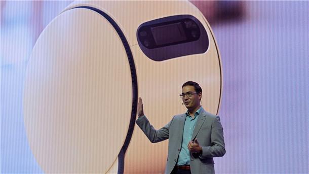 Samsung macht Fernseher zur Smarthome-Zentrale Jonathan Gabrio, Leiter des Connected Experience Center bei Samsung Electronics America, präsentiert den kugelförmigen Roboter „Ballie“.