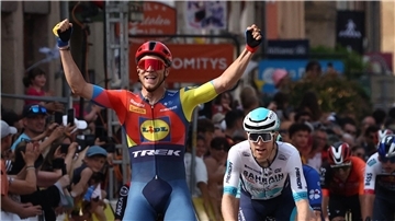 Jonathan Milan gewann die zweite Dauphiné-Etappe im Sprint.