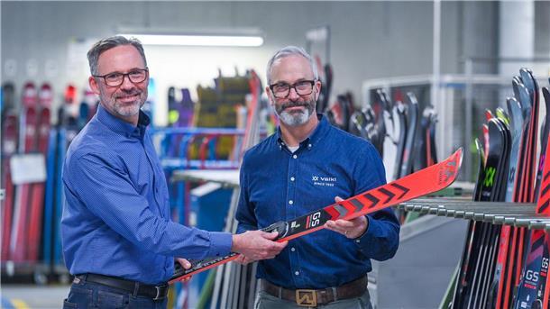 Skihersteller Völkl rechnet mit Umsatzzuwachs Jonathan Wiant (r), Chef von Ski Völkl, mit Produktionsleiter Franz Ederer im Völkl-Werk.
