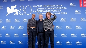 Jonica T. Gibbs (l-r), Regisseur Luc Besson und Caleb Landry Jones in Venedig.