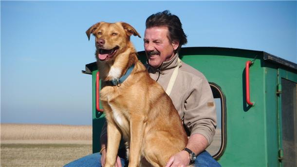 Wer holt Opa eigentlich vom Bahnhof ab? Das Foto zeigt Jonny Remer mit Hund.