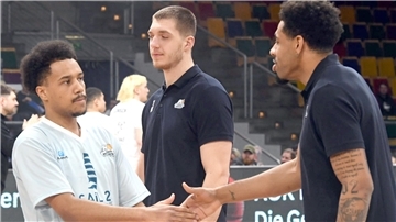 Drei Basketballer der Eisbären Bremerhaven geben sich vor einem Spiel die Hand.