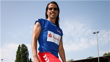Jorge Gonzales ist Choreograph und Model. Hier posiert er bei einem Benefiz-Fußballspiel.