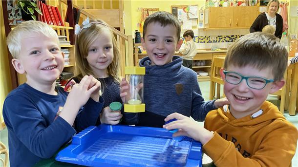 Jorn (von links), Luisa, Maximilian und Calle nutzen gerne das Forscher-Tablett.