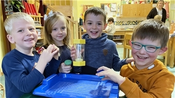 Jorn (von links), Luisa, Maximilian und Calle nutzen gerne das Forscher-Tablett.