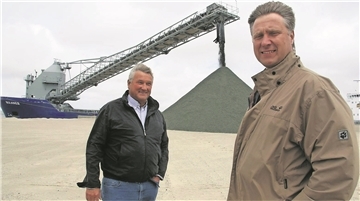 Jos van der Meer (vorne) und Unternehmensgründer Hans-Jürgen Hartmann beim Entladen des Schiffes „Bulknes“.