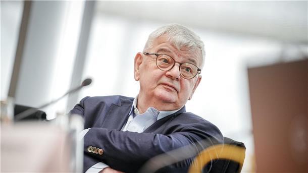 Joschka Fischer: „Ich schäme mich für unser Land“ Joschka Fischer (Bündnis 90/Die Grünen) war einst Außenminister.