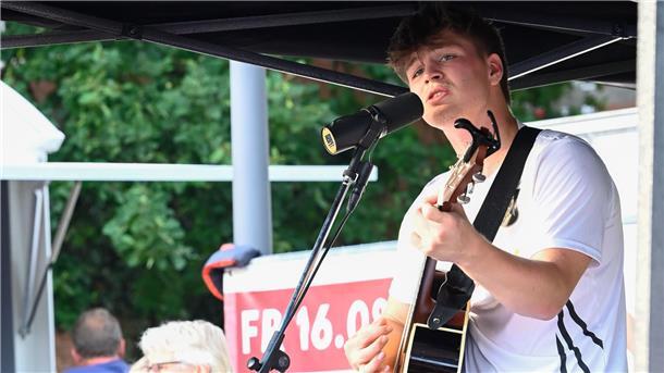 Joschua Lüdemann aus Helvesiek startet mit seiner Musik durch.