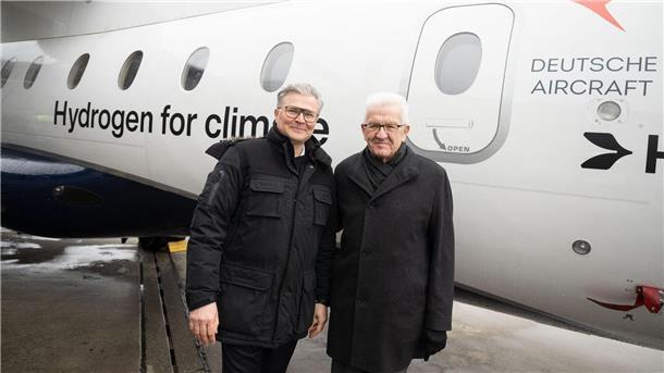Passagierflieger mit Wasserstoffantrieb rücken näher Josef Kallo (l), CEO der H2Fly, mit Baden-Württembergs Ministerpräsident Winfried Kretschmann auf dem Flughafen Stuttgart.