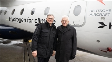 Josef Kallo (l), CEO der H2Fly, mit Baden-Württembergs Ministerpräsident Winfried Kretschmann auf dem Flughafen Stuttgart.