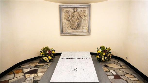 Grab von Papst Benedikt XVI. für Öffentlichkeit zugänglich Joseph Ratzinger liegt im Grab seines polnischen Vorgängers Papst Johannes Paul II. in der Grotte des Petersdoms.