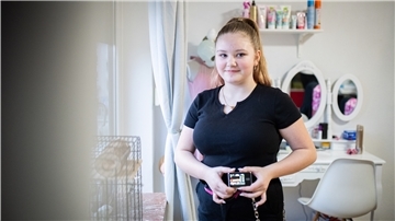 Josephine Naußed (12) hat seit einigen Wochen eine der modernsten Insulinpumpen, die es gibt. Je nach Blutzuckerwert befördert sie Insulin in ihren Körper.