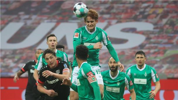 Josh Sargent köpft den Ball im Spiel gegen Bayer Leverkusen. Volker Schwabe erklärt, warum Werder in diesem Spiel ein 1:1 gelingen konnte.