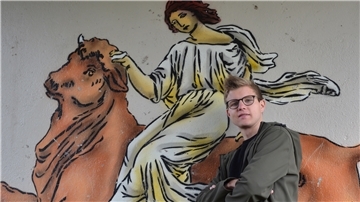 Joshua Henning steht in Hepstedt im sogenannten Europa-Tunnel. Graffiti-Künstler haben ihn im Auftrag der Gemeinde mit Motiven dekoriert, die die Verbundenheit des Dorfes mit anderen ländlichen Kommunen in der EU betonen. Hier ist eine Abbildung der Figur Europa aus der griechischen Mythologie zu sehen.