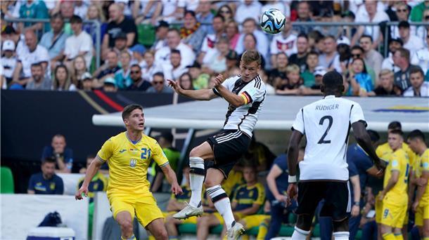 Joshua Kimmich klärt in dieser Situation souverän per Kopf.