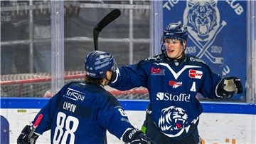 Joshua Samanski (r) spielt in der kommenden Saison in der NHL bei den Edmonton Oilers.