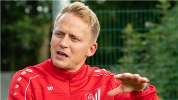 Joshua von Glahn sitzt am Sonntag zum letzten Mal auf der Trainerbank des FC Geestland. 