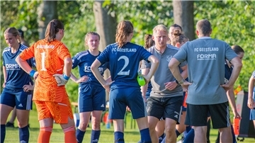 Joshua von Glahn (Zweiter von rechts) musste mit dem FC Geestland eine hohe Niederlage hinnehmen.