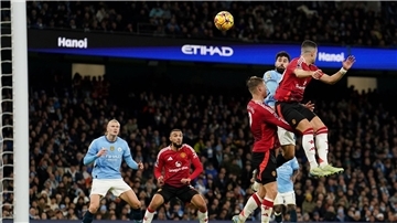 Josko Gvardiol (2.v.r) erzielt den Führungstreffer für Manchester City.