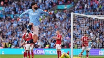 Josko Gvardiol von Manchester City feiert sein Tor.