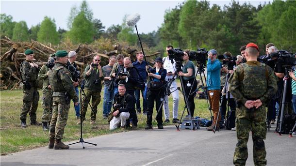 Journalisten begleiten die Militär Übung „Wettiner Heide“.