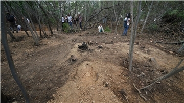 Journalisten stehen in der Nähe des Arade-Stausees in Portugal, wo  vor 16  Jahren ein Mädchen spurlos verschwand.