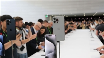 Journalisten umlagern auf dem Apple-Event das neue iPhone 15 Pro im Steve-Jobs-Theater auf dem Firmencampus in Cupertino.