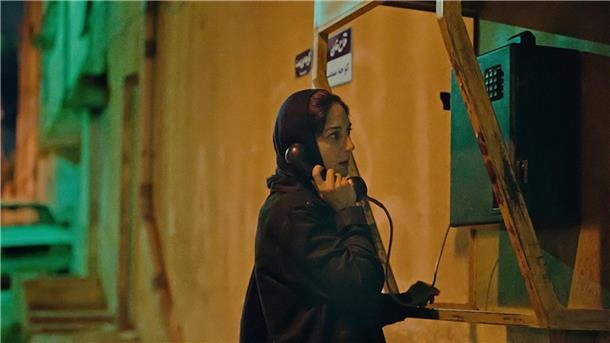 Journalistin Rahimi (Zar Amir Ebrahimi) in einer Szene des Films „Holy Spider“.