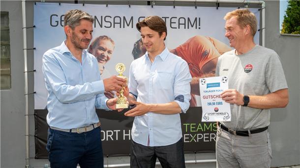 Jozo Tunjic (Mitte) bekam von Sportchef Lars Brockbalz (links) den NZ-Torjägerpokal und von Heiko Herold einen Gutschein über 200 Euro von Sport Herold überreicht.