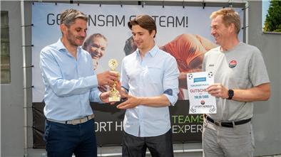Jozo Tunjic (Mitte) bekam von Sportchef Lars Brockbalz (links) den NZ-Torjägerpokal und von Heiko Herold einen Gutschein über 200 Euro von Sport Herold überreicht.