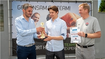 Jozo Tunjic (Mitte) bekam von Sportchef Lars Brockbalz (links) den NZ-Torjägerpokal und von Heiko Herold einen Gutschein über 200 Euro von Sport Herold überreicht.