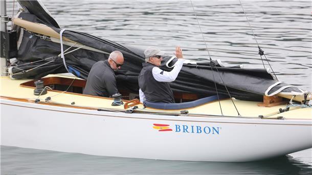 Regatta-Pläne von Spaniens Altkönig ins Wasser gefallen Juan Carlos ist an Bord des Segelschiffs „El Bribon“ im Real Club Nautico de Sansenxo.