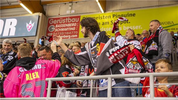 Jubel auf den Tribünen in der Eisarena: Die Pinguins verzückten ihre Fans gleich wieder am ersten Spieltag.