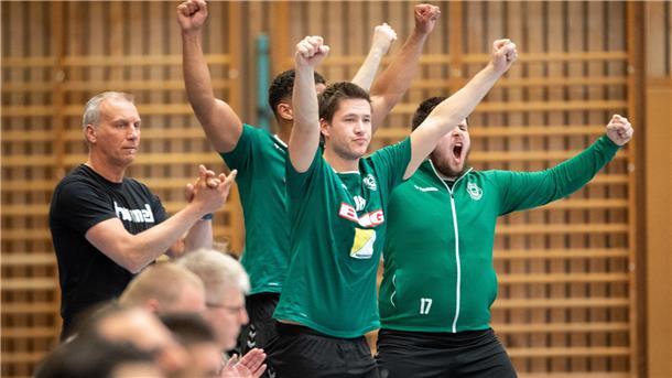 Jubel bei den Handballern des TV Schiffdorf.