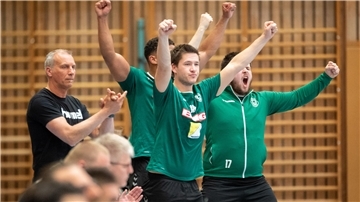 Jubel bei den Handballern des TV Schiffdorf.