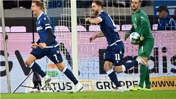 Jubel bei den Karlsruher Spielern nach dem 1:0.
