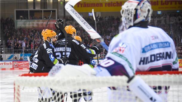 Ganz bitter: Pinguins verlieren drittes Finale in der 98. Minute Jubel bei den Pinguins-Spielern über den Ausgleich.