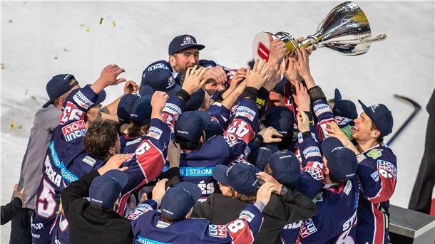 Jubel bei den Spielern der Eisbären Berlin über den achten Meistertitel.