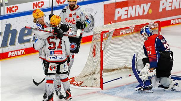 Jubel bei den Spielern der Fischtown Pinguins nach dem Sieg gegen die Nürnberg Ice Tigers.