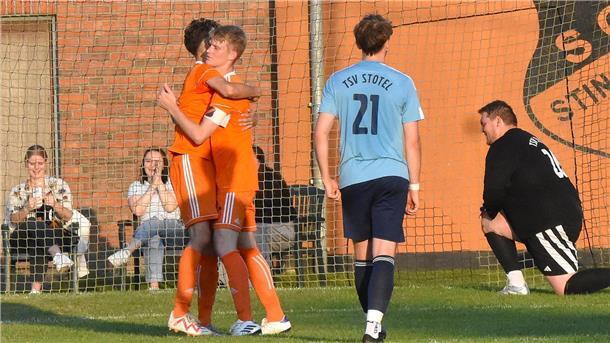 SG Stinstedt schlägt den TSV Stotel nach dreimaligem Rückstand Jubel bei Stinstedt, Enttäuschung bei Stotel. Die Zuschauer sahen ein torreiches Loxstedter Derby zum Start der Bezirksliga-Saison.
