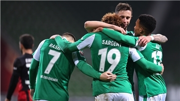 Jubel bei Werder Bremen nach dem Bundesligaspiel gegen Eintracht Frankfurt. Ob de Mannschaft am Dienstag bei Jahn Regensburg antreten kann, ist noch offen.