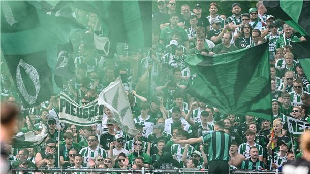 Jubel in Grün: Münster bleibt zweitklassig.