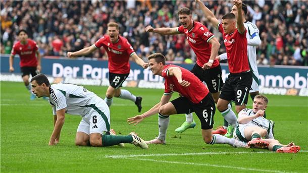 Jubel in Hannover: Fabian Kunze (M) trifft gegen Schalke 04.