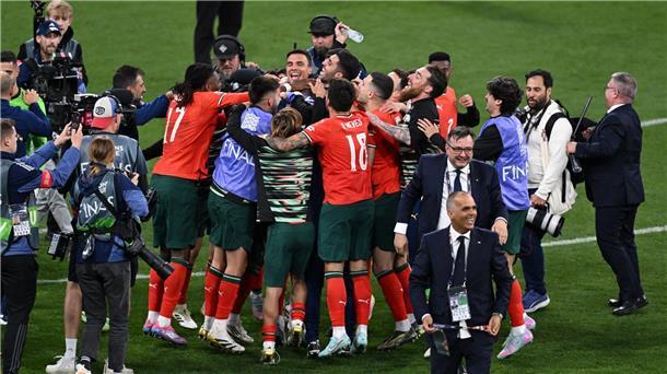 Krimi lässt Ronaldo weinen: Portugal entthront Spanien Jubel: Portugal ist nun Rekordsieger.